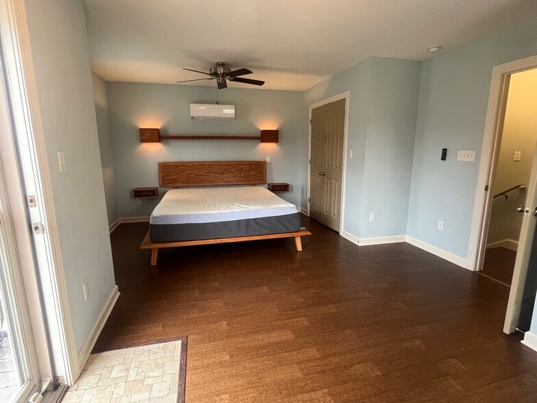 Building Photo - 400 Warner Ave