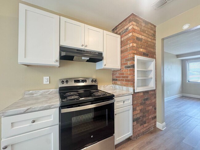 Building Photo - Apartment - Right off Cypress Gardens Blvd!