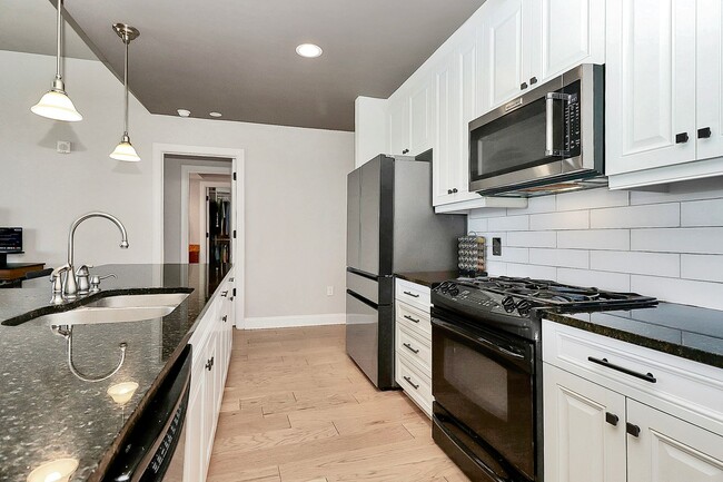 Building Photo - Spectacular 7th floor corner unit condo in...