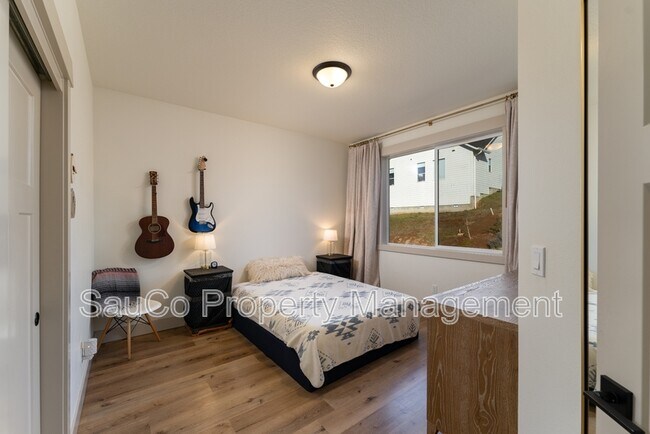 Building Photo - 35471 Portland View Dr