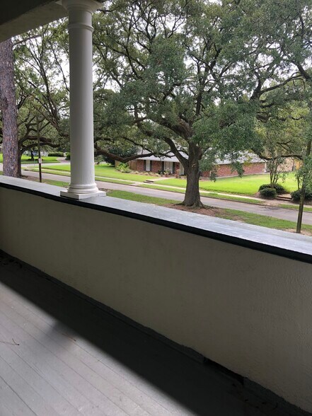 balcony - 2023 Kleinert Ave