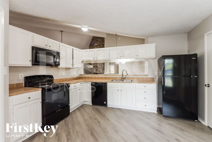 Building Photo - 13323 Oak Ledge Dr
