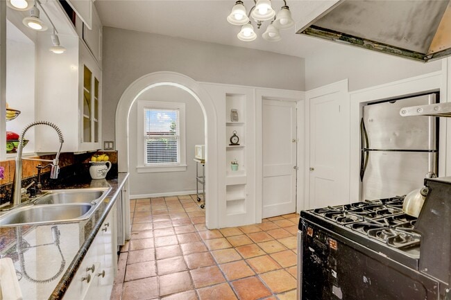 Building Photo - 5221 Mulford St