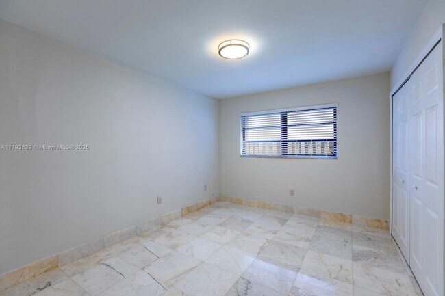 Building Photo - 2733 SW 31st Pl