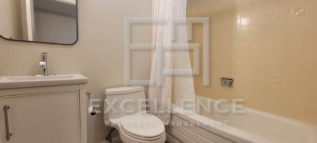 Building Photo - Spacious 5/3 Home With Fully Updated Kitchen, Over 2500SF of Space, Pets Negotiable