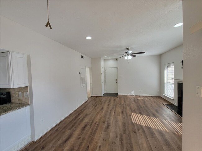 Building Photo - 2025 Augusta Dr