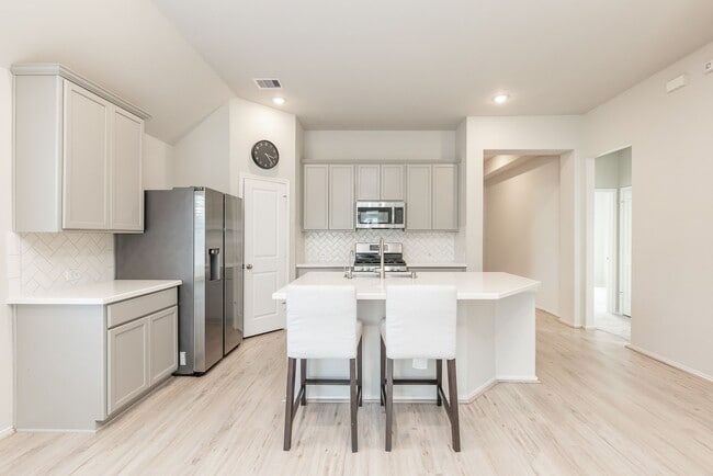 Building Photo - 8918 Oak Ivy Ln