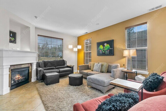 Building Photo - **UNFURNISHED** Charming and unique 2 BR in an upscale west Bend neighborhood