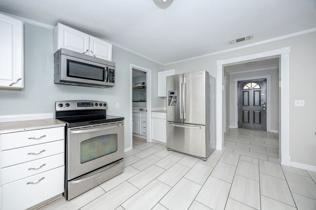 Building Photo - Charming 4-Bedroom, 2-Bath Home in a Prime Location