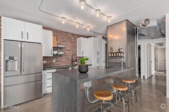 Building Photo - 207 W Clarendon Ave
