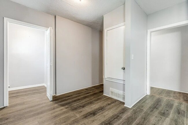 Building Photo - 3/2/1 in Quiet Van Alstyne Neighborhood