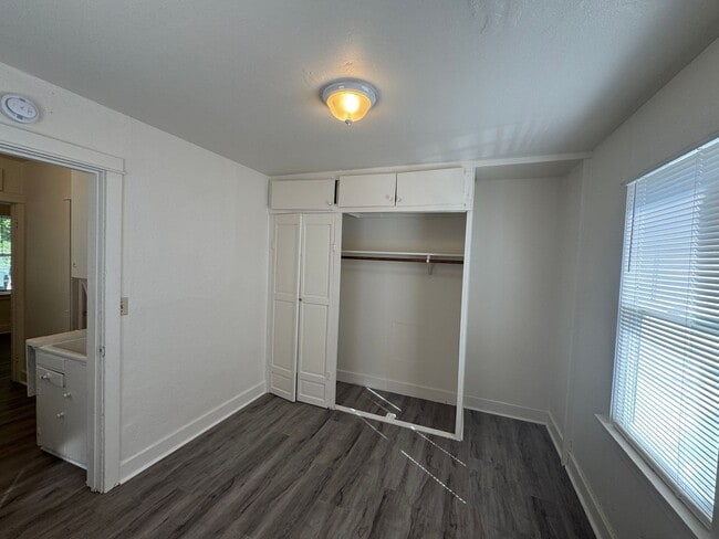 Building Photo - 1303 S 10th Ave