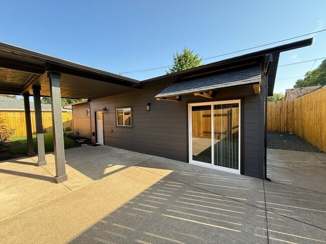 Building Photo - 1334 SW 8th Ave