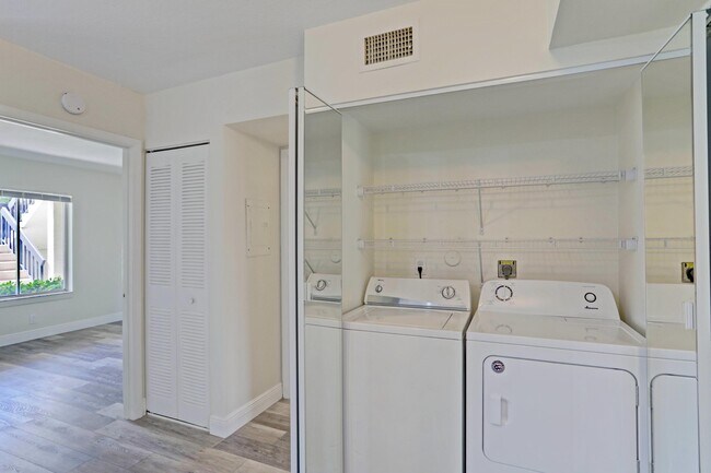 Building Photo - 6479 Chasewood Dr