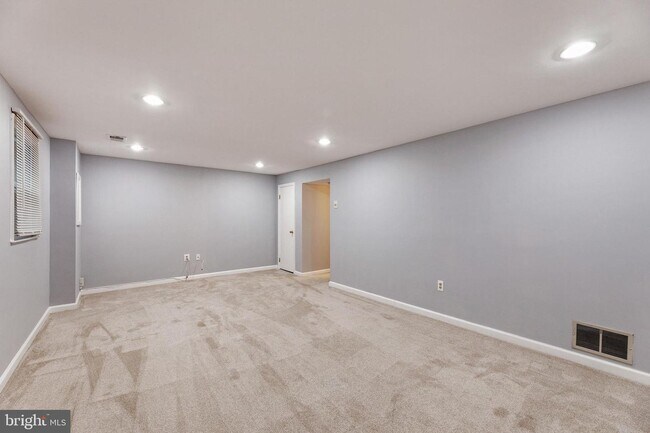 Building Photo - 18 Chantilly Ct