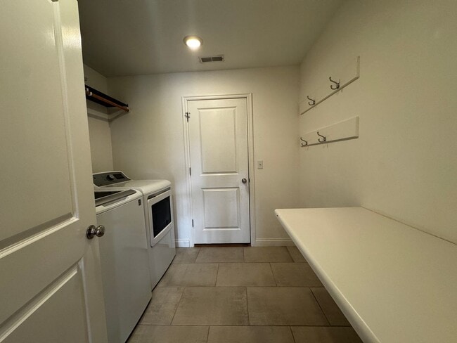 Building Photo - Single Family Home - Available For Rent!