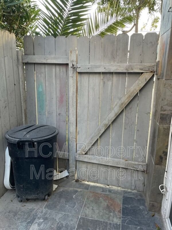 Building Photo - 2835 E 5th St