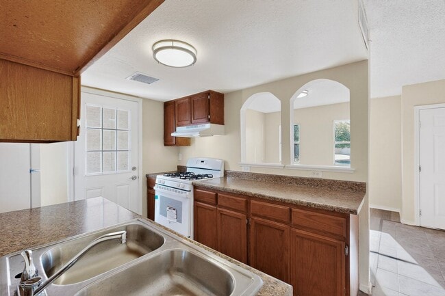 Building Photo - 4 bedroom 2.5 bath home in East El Paso!