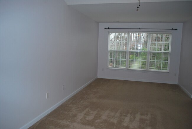 Building Photo - -- AVAILABLE SOON!  SPACIOUS 3 BED 2.5 BAT...