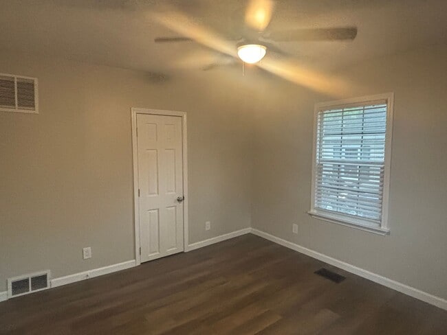 Building Photo - Fabulous 2 Bedroom 1.5 Bathroom House