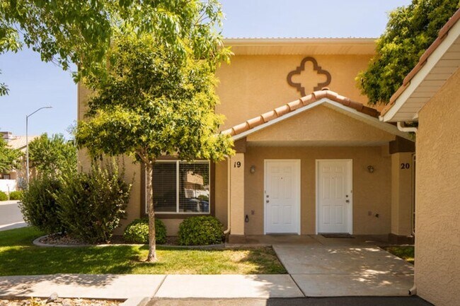 Building Photo - Pet-Friendly Three Bedroom Townhome in Woodbridge