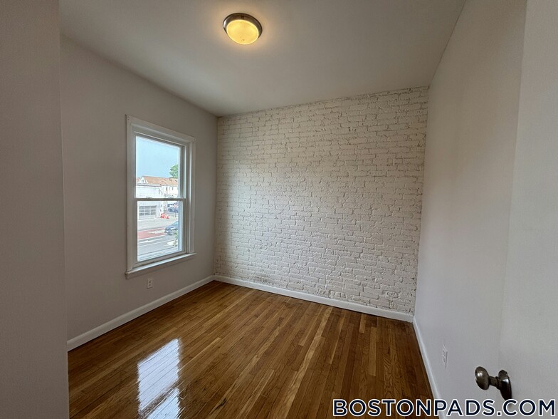 Building Photo - 164 Broadway