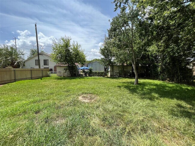 Building Photo - 408 Bluebell St