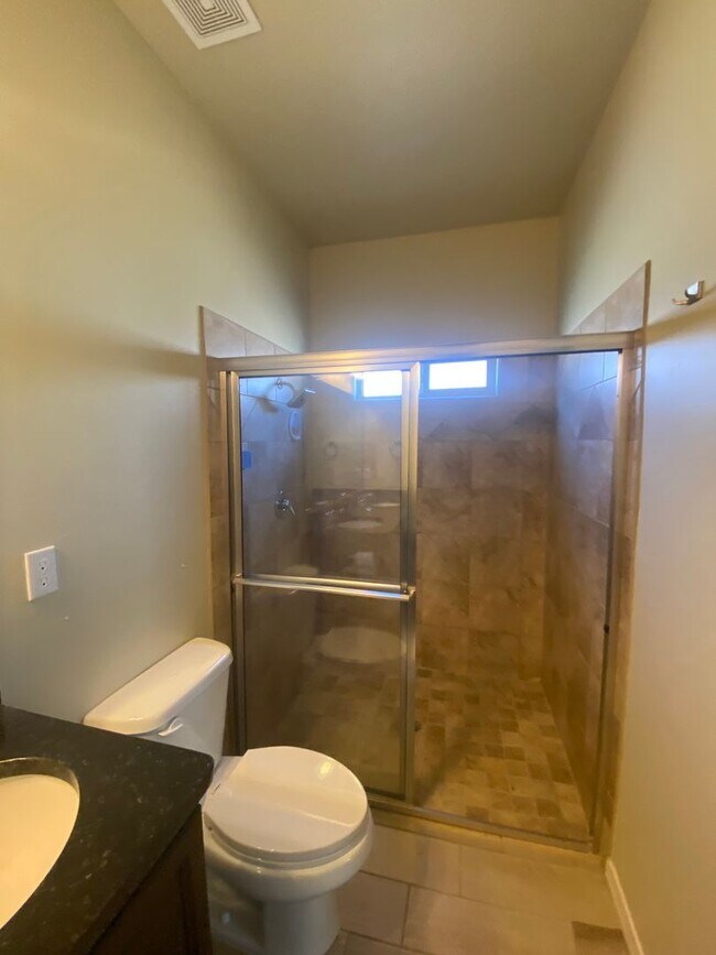 Building Photo - Beautiful 3 Bedroom 2.5 Bathroom House Ava...