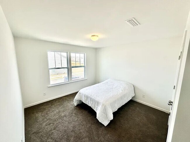 Building Photo - A stylish and modern single-family home wi...