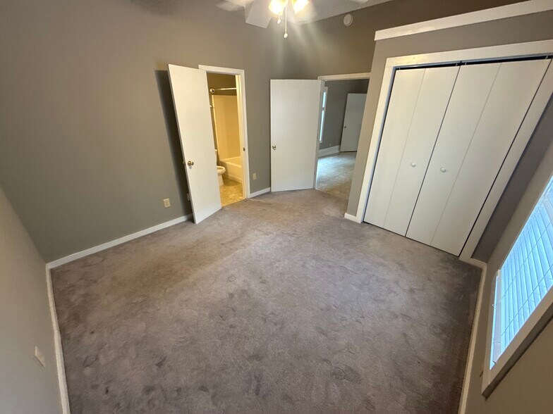 Building Photo - 1003 Curran St NW