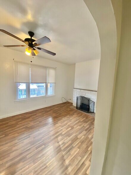 Building Photo - 817 Anaheim St