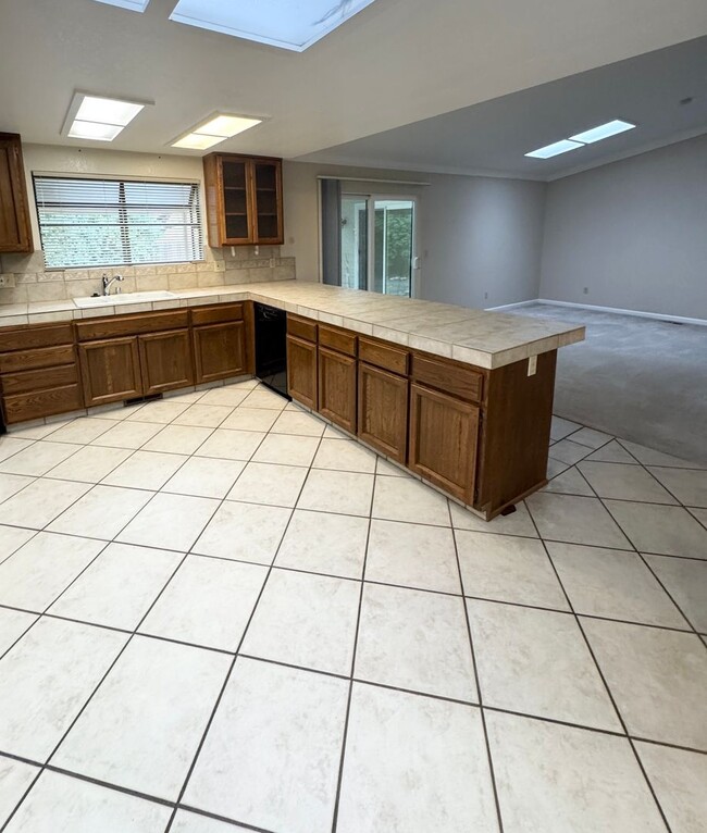 Building Photo - THREE BEDROOM TWO BATH  HOME in the Pocket...