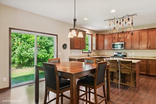 Kitchen/Breakfast area - 4505 Yellowstone Ln N