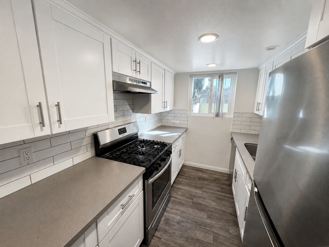 Building Photo - 211 E Santa Paula St