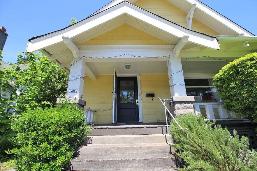 Building Photo - 1483 NE Going St