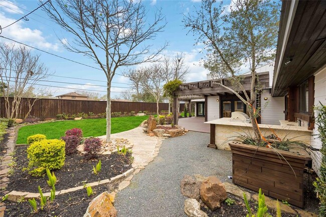 Building Photo - 4031 Fernwood Dr