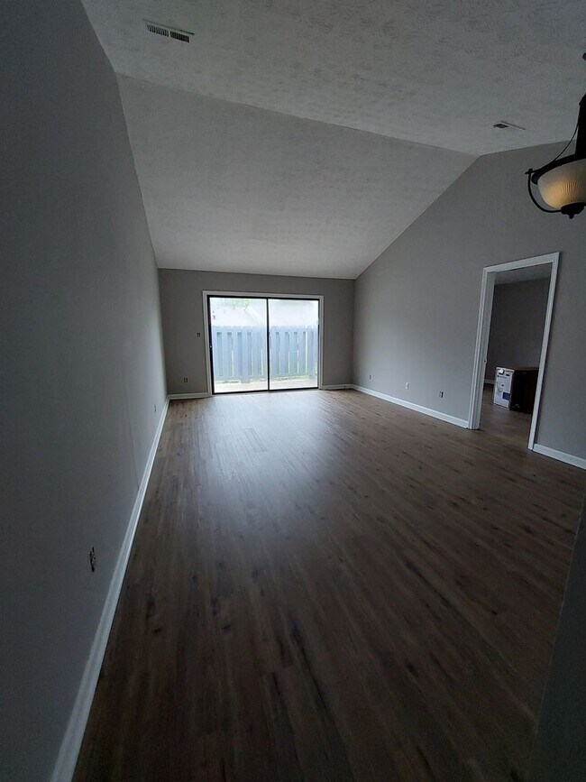 Building Photo - 106 Clear View