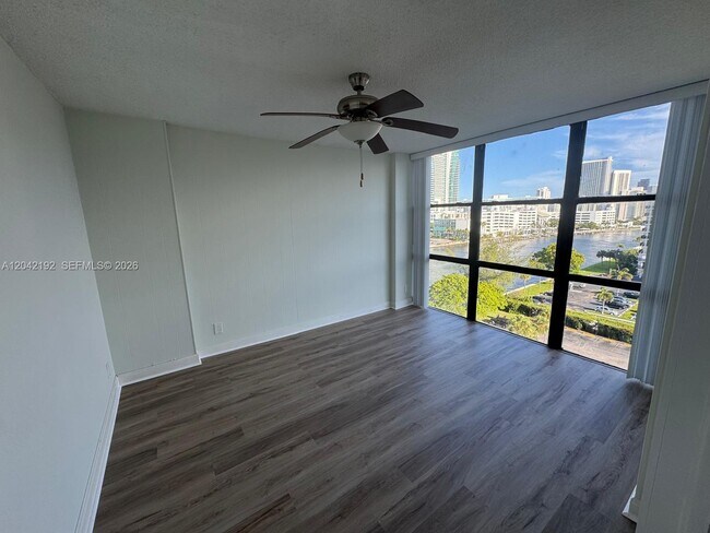 Building Photo - 800 Parkview Dr
