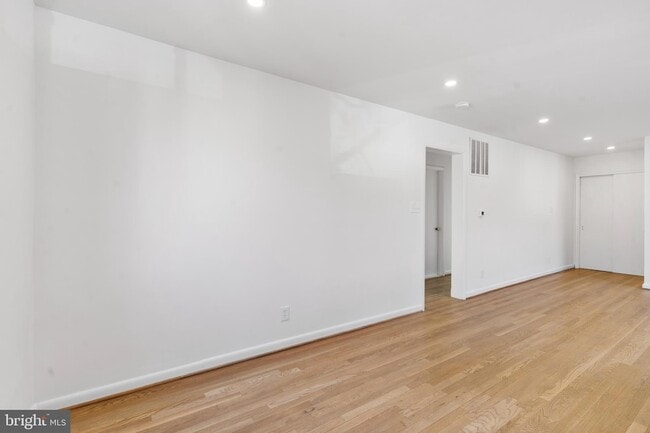 Building Photo - 618 19th St S