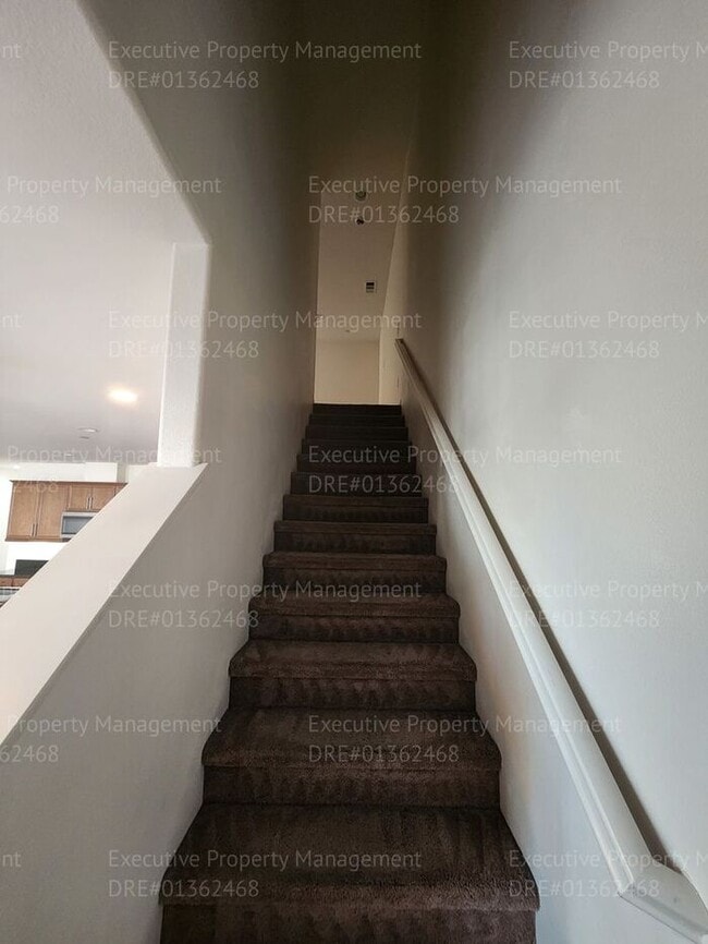 Building Photo - 3 bedroom/ 2.5 bathroom town home located in a secured gated community.