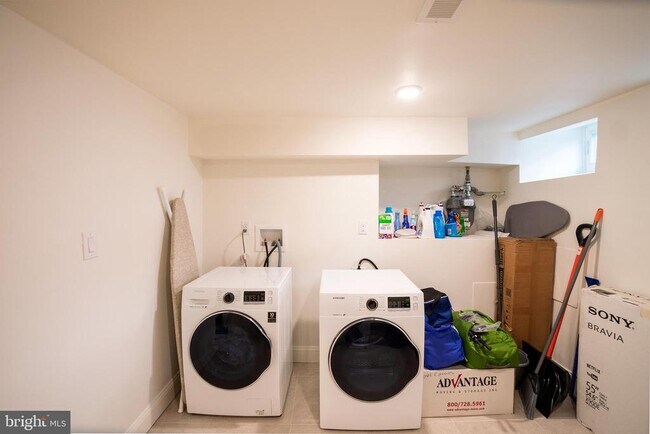 Building Photo - 2246 Sears St