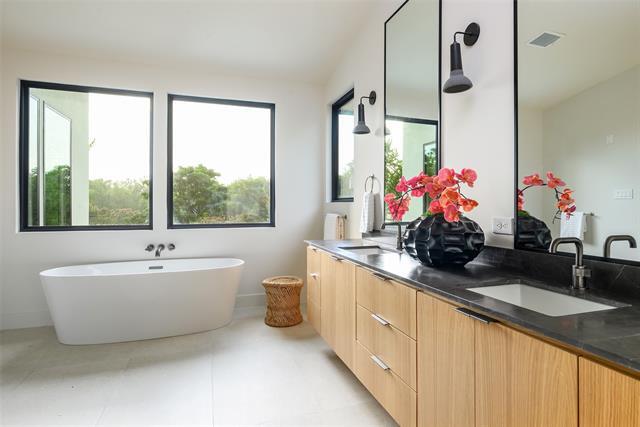 Building Photo - 5023 Lilac Ln