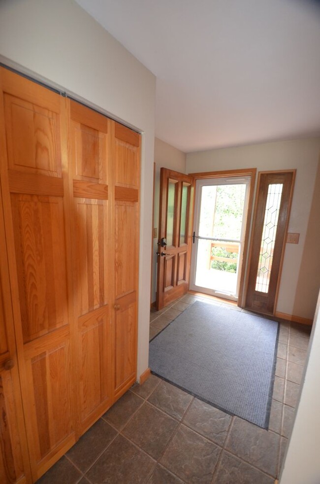 Building Photo - Extended Winter Rental!  Beautiful 3bed/2 ...
