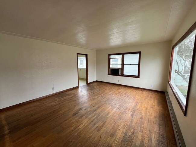 Building Photo - Cute 2 Bedroom House with Hardwood Floors!