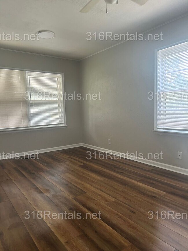 Building Photo - $1345 - 4 bed 1 bath - Single Family Home