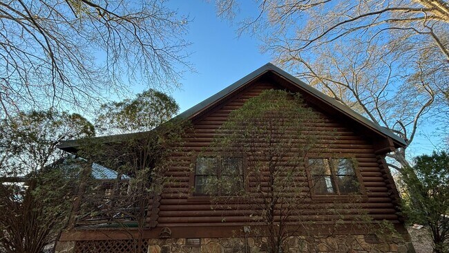 Building Photo - 1840 Robinhood Rd