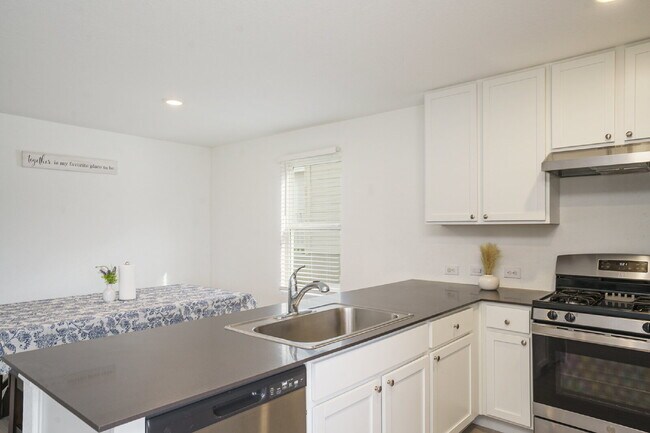 Building Photo - "Spacious 4-Bed, 3-Bath Gem in Converse – Your Perfect 1,950 Sq Ft Retreat!"