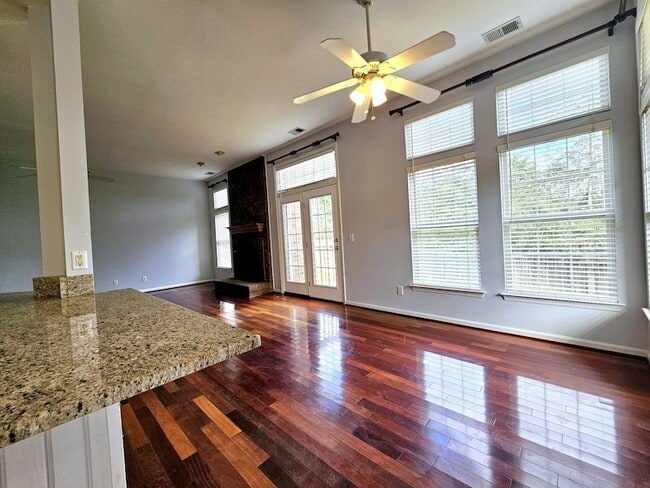 Building Photo - 2408 Bayview Dr