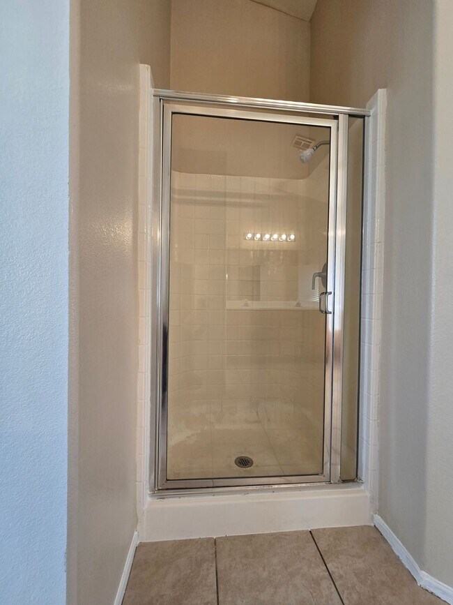 Building Photo - Spacious Two-Story Home in a Cul-de-Sac Location