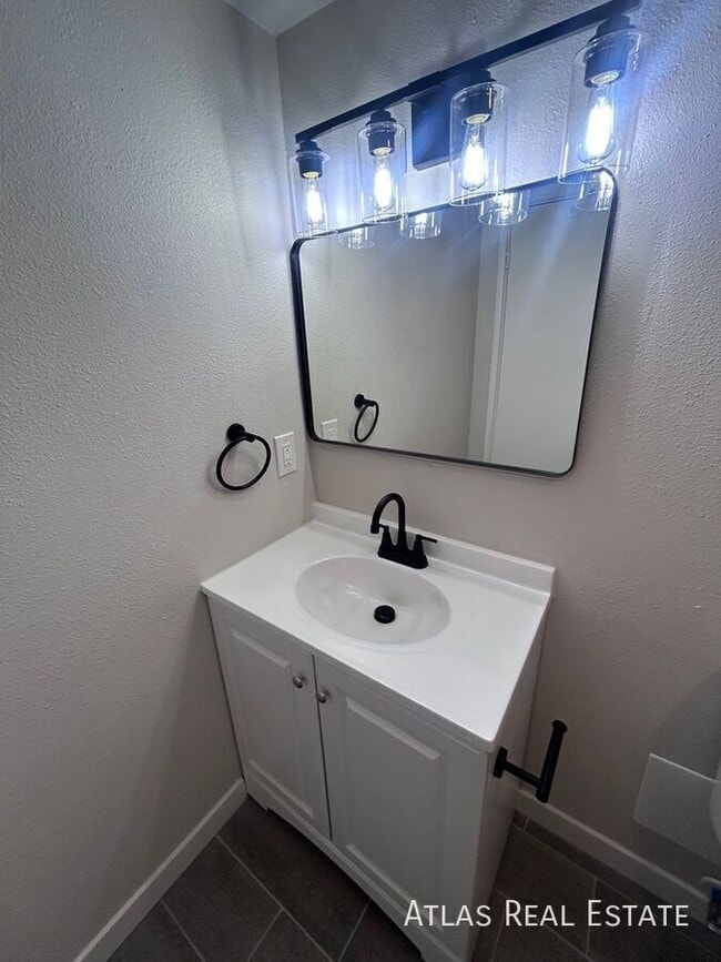 Building Photo - 551 S Fairfax St